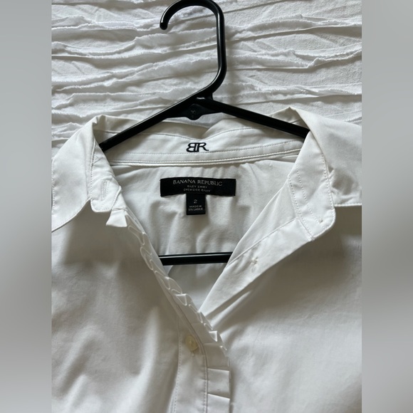 Banana Republic white button up blouse. small fringe detail on buttons. Size 2 - Picture 3 of 6